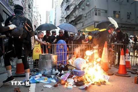 Người biểu tình đốt phá tại một tuyến phố ở Hong Kong (Trung Quốc) ngày 15/9/2019. (Nguồn: THX/TTXVN) 