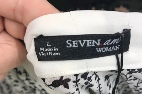 Trên tem của sản phẩm thời trang SEVEN.am ghi xuất xứ Made in Vietnam. (Nguồn: Quản lý thị trường) 