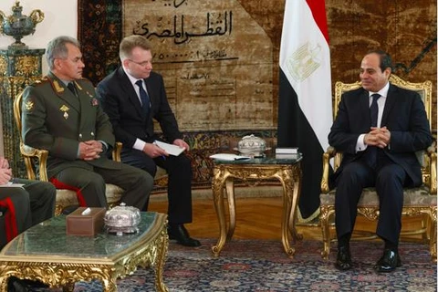 Bộ trưởng Quốc phòng Nga Sergei Shoigu và Tổng thống Ai Cập Abdel Fattah El-Sisi. (Nguồn: Bộ Quốc phòng Nga) 