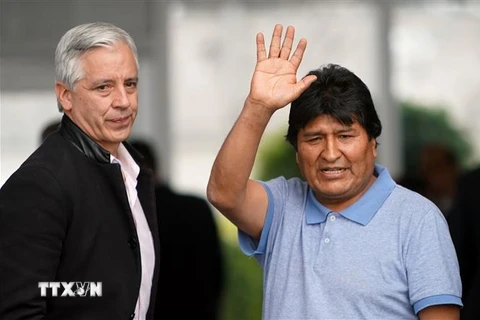 Cựu Tổng thống Bolivia Evo Morales (phải) tới sân bay thủ đô Mexico City, Mexico ngày 12/11/2019. (Nguồn: THX/TTXVN) 