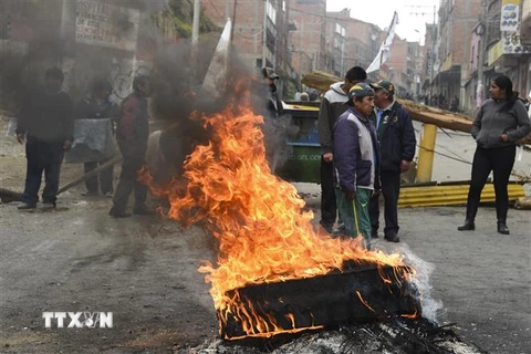 Lực lượng đối lập Bolivia dựng vật cản phong tỏa các tuyến đường ở thủ đô La Paz ngày 12/11/2019. (Nguồn: AFP/TTXVN) 