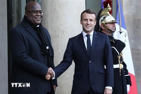 Tổng thống Pháp Emmanuel Macron (trái) và người đồng cấp Cộng hòa Dân chủ Congo Felix Tshisekedi (phải) tại một cuộc gặp ở Paris. (Nguồn: AFP/TTXVN) 