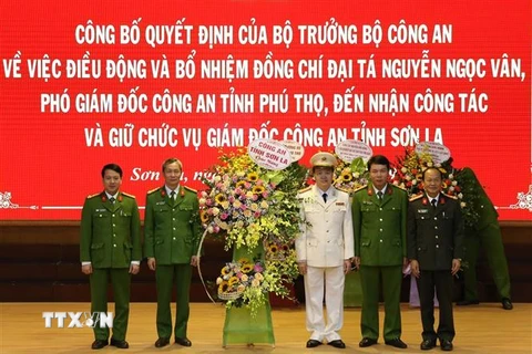 Ban Giám đốc Công an tỉnh Sơn La tặng hoa chúc mừng Đại tá Nguyễn Ngọc Vân. (Nguồn: TTXVN)