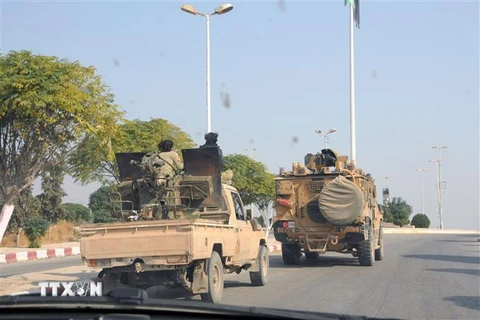 Các lực lượng Thổ Nhĩ Kỳ tuần tra tại thị trấn Tel Abyad, Syria ngày 27/10/2019. (Nguồn: THX/TTXVN) 