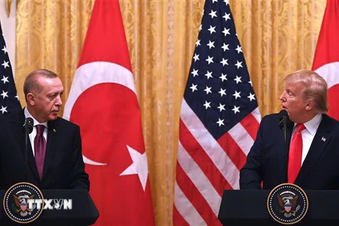 Tổng thống Mỹ Donald Trump (phải) và Tổng thống Thổ Nhĩ Kỳ Recep Tayyip Erdogan trong cuộc họp báo chung tại Washington DC., ngày 13/11/2019. (Nguồn: AFP/TTXVN) 