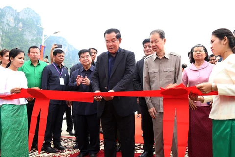 Thủ tướng Campuchia Hun Sen trong buổi lễ cắt băng khánh thành nhà máy mới. (Nguồn: khmertimeskh.com) 