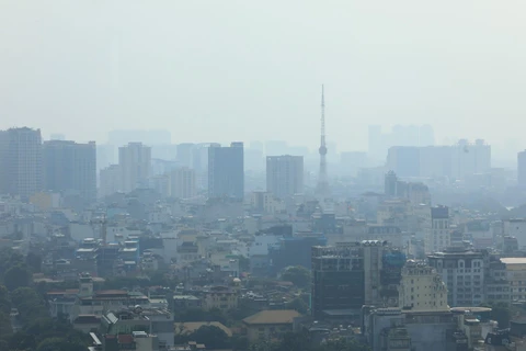 Hiện tượng bụi mịn, sương mù quang học gây ô nhiễm không khí ở Hà Nội lại có xu hướng trở lại. (Ảnh: Thành Đạt/TTXVN) 