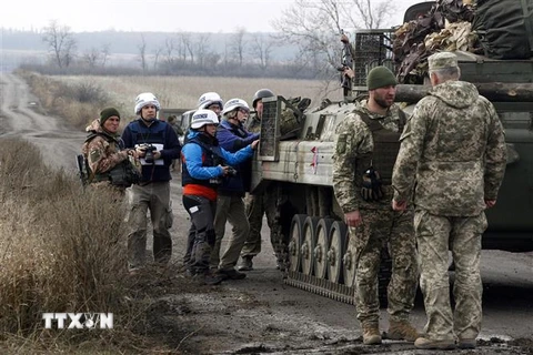 Các quan sát viên Tổ chức An ninh và Hợp tác châu Âu (OSCE) (trái) giám sát việc rút quân của các lực lượng Ukraine ở vùng Donetsk ngày 9/11/2019. (Nguồn: AFP/TTXVN) 