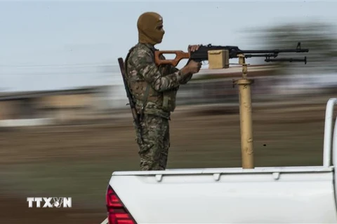 Tay súng thuộc lực lượng Các đơn vị Bảo vệ Nhân dân người Kurd (YPG) tuần tra tại thị trấn al-Malikiyah, Đông Bắc Syria ngày 3/11/2019. (Nguồn: AFP/TTXVN) 
