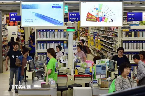 Người dân mua sắm tại một siêu thị ở Seoul, Hàn Quốc. (Nguồn: AFP/TTXVN) 