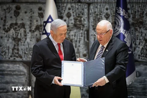 Tổng thống Israel Reuven Rivlin (phải) trao quyết định chỉ định Thủ tướng Benjamin Netanyahu thành lập Chính phủ, tại Jerusalem ngày 17/4/2019. (Nguồn: AFP/TTXVN) 