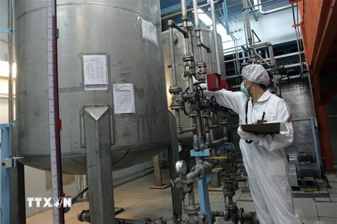 Kỹ thuật viên Iran kiểm tra các thiết bị tại cơ sở làm giàu urani Isfahan, cách thủ đô Tehran 420km về phía Nam. (Nguồn: AFP/TTXVN) 