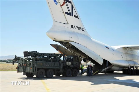 Máy bay vận tải Nga chở các bộ phận của Hệ thống phòng thủ tên lửa S-400 sau khi hạ cánh tại căn cứ không quân Murted ở Ankara, Thổ Nhĩ Kỳ ngày 27/8/2019. (Nguồn: AFP/TTXVN) 