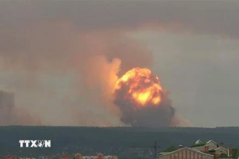Khói lửa bốc lên từ hiện trường vụ nổ động cơ tên lửa thử nghiệm tại thao trường quân sự thành phố Severodvinsk, tỉnh Arkhangelsk, Nga ngày 8/8/2019. (Nguồn: News Breezer/TTXVN) 
