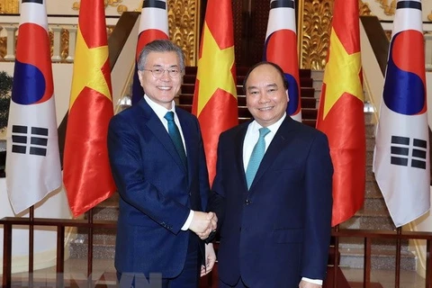 Thủ tướng Nguyễn Xuân Phúc và Tổng thống Hàn Quốc Moon Jae-in. (Ảnh: Thống Nhất/TTXVN) 