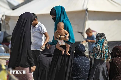 Phụ nữ và trẻ em là thân nhân của các chiến binh IS người nước ngoài tại trại tị nạn al-Hol, Đông Bắc Syria ngày 17/10/2019. (Nguồn: AFP/TTXVN) 