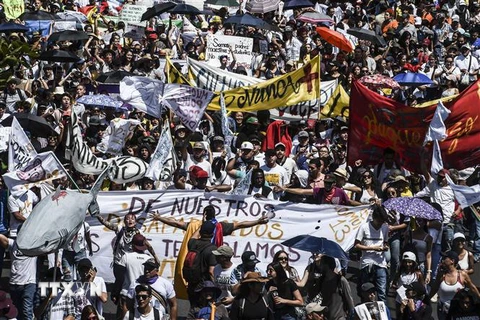 Người dân Colombia xuống đường tuần hành phản đối các chính sách của Chính phủ tại thành phố Medellin ngày 21/11/2019. (Nguồn: AFP/TTXVN) 