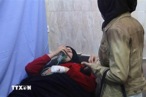 Điều trị cho nạn nhân bị thương sau một vụ tấn công ở Aleppo, Syria ngày 24/11/2018. (Nguồn: THX/TTXVN) 
