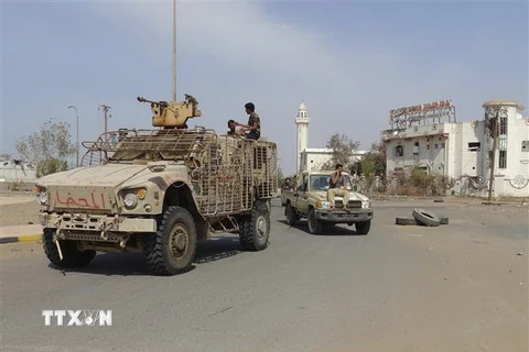 Lực lượng ủng hộ chính phủ Yemen triển khai tại thành phố cảng Hodeida. (Nguồn: AFP/TTXVN)