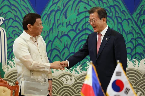 Tổng thống Philippines Rodrigo Duterte và người đồng cấp Hàn Quốc Moon Jae-in. (Nguồn: news.abs-cbn.com) 