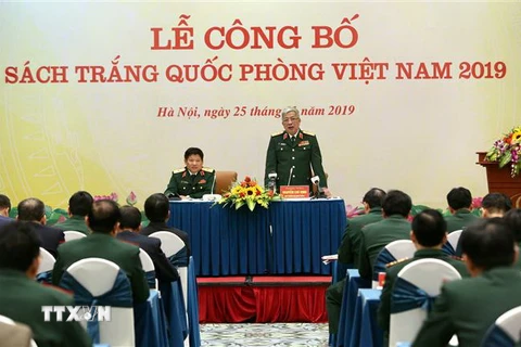 Thượng tướng Nguyễn Chí Vịnh, Thứ trưởng Bộ Quốc phòng, trả lời câu hỏi của phóng viên các cơ quan báo chí trong nước và quốc tế. (Ảnh: Dương Giang/TTXVN) 