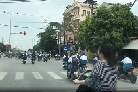 [Video] Bất bình hàng chục học sinh đi xe đạp điện vượt đèn đỏ