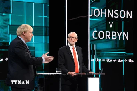 Thủ tướng Anh Boris Johnson (trái) và Lãnh đạo Công đảng Jeremy Corbyn trong cuộc tranh luận trực tiếp đầu tiên trên truyền hình ở London tối 19/11/2019. (Nguồn: AFP/TTXVN) 