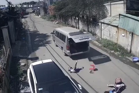 [Video] Xe chở học sinh làm rơi 3 cháu nhỏ xuống đường