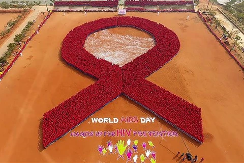 Xếp hình ruybăng đỏ nhân Ngày Thế giới phòng, chống HIV/AIDS tại Bhubaneswar, Ấn Độ. (Nguồn: AFP/TTXVN) 
