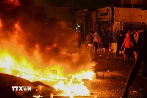 Người biểu tình Iraq đốt phá tòa tổng lãnh sự của Iran ở thành phố Najaf, miền nam Iraq, ngày 27/11/2019. (Nguồn: AFP/ TTXVN) 