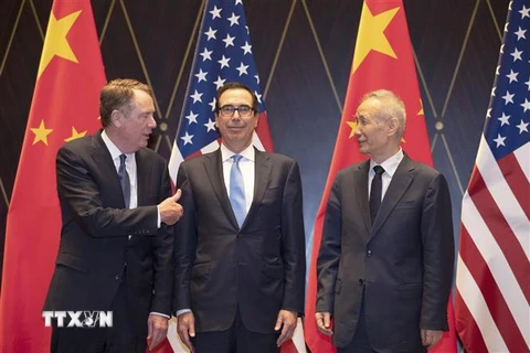 Đại diện Thương Mại Mỹ Robert Lighthizer, Bộ trưởng Tài chính Mỹ Steven Mnuchin và Phó Thủ tướng Trung Quốc Lưu Hạc tại vòng đàm phán thương mại ở Thượng Hải, Trung Quốc ngày 31/7/2019. (Nguồn: AFP/TTXVN) 