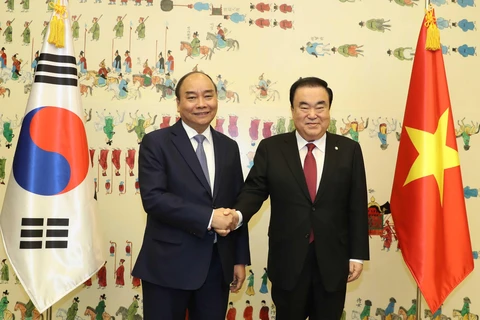 Thủ tướng Chính phủ Nguyễn Xuân Phúc và Chủ tịch Quốc hội Hàn Quốc Moon Hee-sang. (Ảnh: Thống Nhất/TTXVN) 