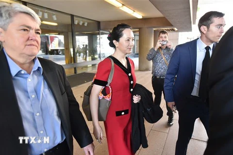 Giám đốc Tài chính (CFO) của tập đoàn công nghệ Huawei Mạnh Vãn Châu (giữa) rời tòa án ở Vancouver, Canada, ngày 1/10/2019. (Nguồn: AFP/TTXVN) 