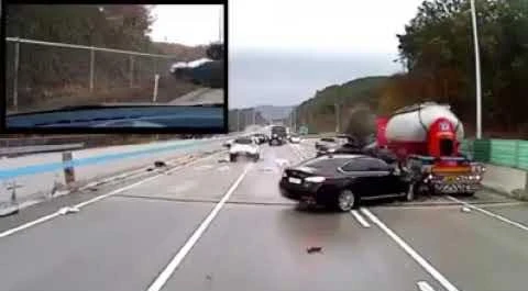[Video] Hàng chục ôtô bất ngờ mất lái trên đường cao tốc