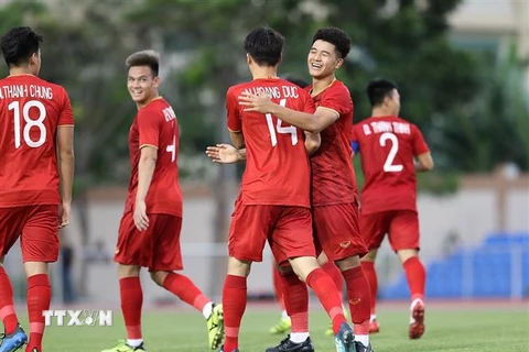 Tiền đạo Đức Chinh chia vui cùng đồng đội sau khi ghi bàn thứ 4 cho riêng mình ở trận gặp U22 Brunei. (Ảnh: Hoàng Linh/TTXVN) 