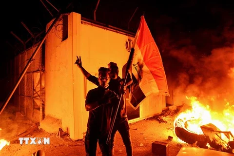 Người biểu tình đốt phá Lãnh sự quán Iran ở thành phố Najaf, miền Nam Iraq ngày 27/11/2019. (Nguồn: AFP/TTXVN) 