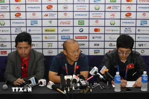 Huấn luyện viên Park Hang Seo phát biểu trong cuộc họp báo. (Ảnh: Hoàng Linh/TTXVN) 