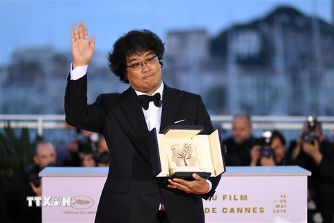 Đạo diễn Bong Joon-Ho nhận giải Cành cọ Vàng cho bộ phim 'Parasite' tại Liên hoan phim quốc tế Cannes lần thứ 72 ở Cannes, Pháp ngày 25/5/2019. (Nguồn: AFP/TTXVN) 