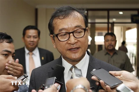 Thủ lĩnh Đảng Cứu nguy dân tộc Campuchia (CNRP) đối lập Sam Rainsy (giữa) trong cuộc họp báo tại Phnom Penh ngày 19/12/2014. (Nguồn: AFP/TTXVN) 