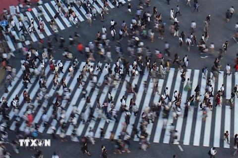 Người dân di chuyển trên đường phố Tokyo, Nhật bản. (Nguồn: AFP/TTXVN) 
