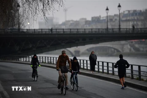 Người dân Paris chuyển đổi phương tiện lưu thông khi mạng lưới giao thông công cộng tê liệt do đình công, ngày 5/12/2019. (Nguồn: AFP/TTXVN) 