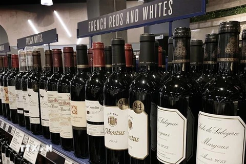 Rượu vang Pháp được bày bán tại một siêu thị ở Los Angeles, bang California, Mỹ ngày 18/8/2019. (Nguồn: AFP/TTXVN) 