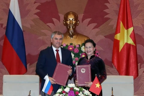 Chủ tịch Quốc hội Nguyễn Thị Kim Ngân và Chủ tịch Duma Quốc gia Nga Vyacheslav Viktorovich Volodin ký Thỏa thuận hợp tác giữa Quốc hội hai nước hồi năm 2018. (Ảnh: Trọng Đức/TTXVN) 
