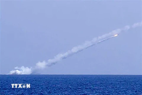 Tên lửa hành trình Nga được phóng từ tàu ngầm ở một địa điểm không xác định trên Địa Trung Hải ngày 14/9/2017. (Nguồn: AFP/TTXVN) 
