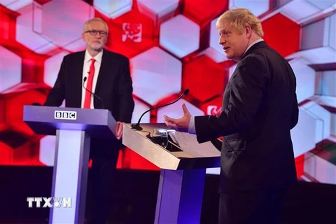 Thủ tướng Boris Johnson (phải) và lãnh đạo Công đảng đối lập Jeremy Corbyn (trái) tại vòng tranh luận trực tiếp cuối cùng trên sóng truyền hình ở London, Anh, ngày 6/12/2019. (Nguồn: AFP/TTXVN) 
