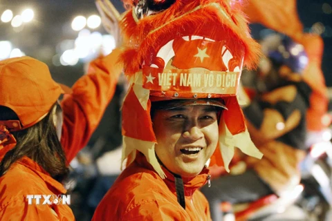 Hình ảnh người hâm mộ khắp mọi miền vỡ òa hạnh phúc cùng U22 Việt Nam