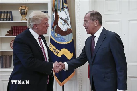 Tổng thống Mỹ Donald Trump (trái) và Ngoại trưởng Nga Sergei Lavrov (phải) trong cuộc gặp tại Nhà Trắng ngày 10/5/2017. (Nguồn: AFP/TTXVN) 
