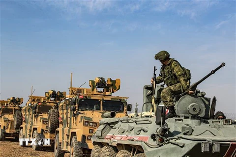 Đoàn xe quân sự của Nga và Thổ Nhĩ Kỳ tham gia tuần tra chung tại thị trấn Darbasiyah, tỉnh Hasakeh, Đông Bắc Syria ngày 1/11/2019. (Nguồn: AFP/TTXVN) 
