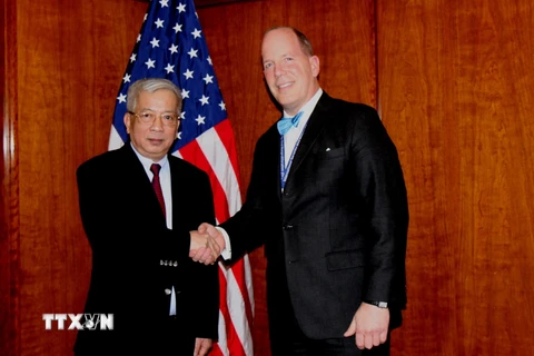 Thượng tướng Nguyễn Chí Vịnh gặp Trợ lý Ngoại Trưởng Mỹ Christopher Ashley Ford. (Nguồn: TTXVN) 