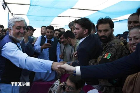 Ứng viên Tổng thống Afghanistan Abdullah Abdullah bên những người ủng hộ trong chiến dịch vận động tranh cử ở tỉnh miền Tây Herat ngày 24/9/2019. (Nguồn: THX/TTXVN) 